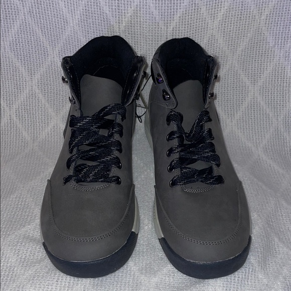 NWT Men's Size 10.5 Gray High-Top Sneakers. - Picture 2 of 7